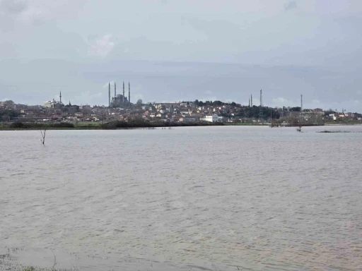 Selimiye Camii, g&ouml;le d&ouml;nen tarlalardan İstanbul&rsquo;daki Sultanahmet&rsquo;i andırdı

