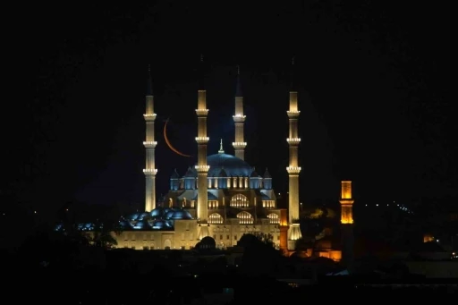 Selimiye&rsquo;de hilalli sabah, objektiflere yansıdı
