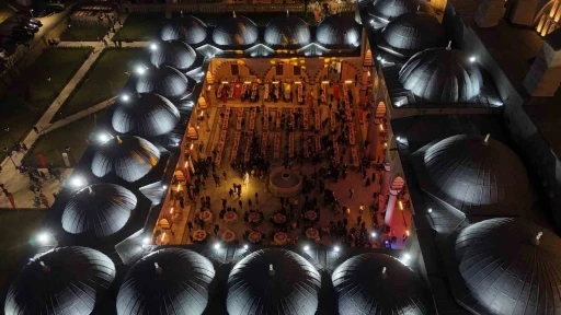 Selimiye&rsquo;nin g&ouml;lgesinde binlerce kişi iftarda buluştu
