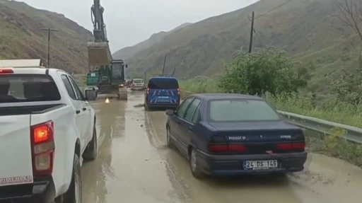 Selin kapattığı Erzincan-Kemah yolu yeniden ulaşıma a&ccedil;ıldı
