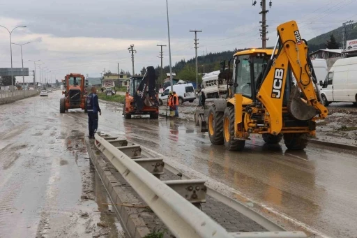 Selle birlikte ara&ccedil;ları mahsur kaldığı karayolu ulaşıma a&ccedil;ıldı
