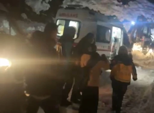 Şemdinli&rsquo;de 1 metrelik karda hayat mesaisi: Zehirlenen 12 kişi i&ccedil;in ekipler seferber oldu
