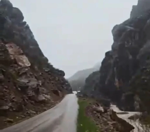Şemdinli&rsquo;de dev kaya par&ccedil;ası yolu ulaşıma kapattı
