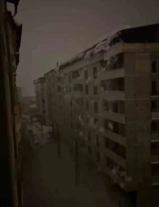 Şemdinli&rsquo;de tonlarca ağırlıktaki kar k&uuml;tlesi elektrik direklerini devirdi
