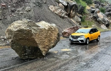 Şemdinli-Derecik yoluna kaya düştü, taksi şoförü son anda kurtuldu
