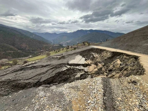 Şenler K&ouml;y&uuml; yolu heyelan nedeniyle ulaşıma kapandı

