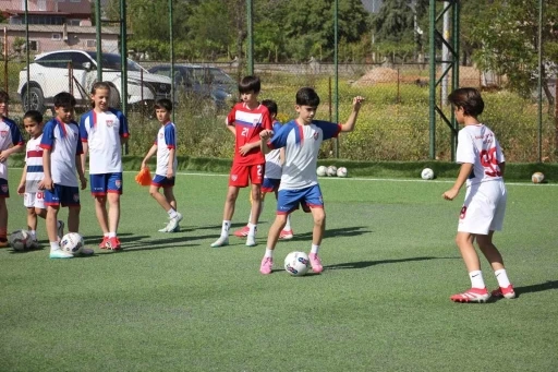 Şenol &Uuml;nl&uuml;: "Futbol okulları ticarethaneye d&ouml;nd&uuml;"
