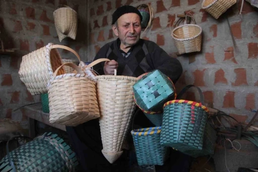 Sepet &ouml;rerek ge&ccedil;en bir &ouml;m&uuml;r: 88 yaşındaki Haki dede, 10 yaşından bu yana sepet &ouml;r&uuml;yor
