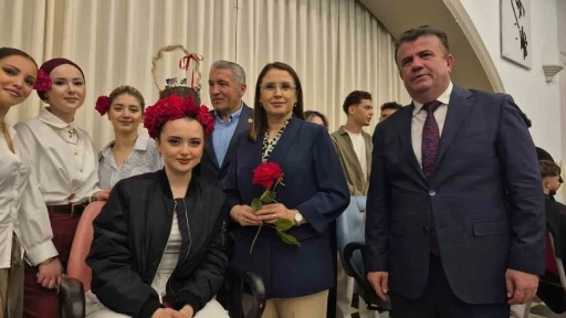 Sepet şeklinde tasarlanan insan sa&ccedil;ında &ccedil;ikolata ikramı
