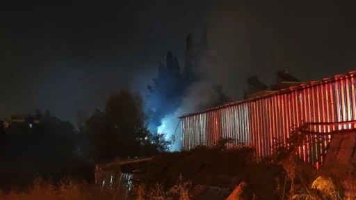 Seramik par&ccedil;aları satılan iş yerinde yangın
