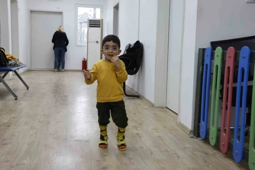 Serebral palsili Eren&rsquo;in ailesine umut olan ilk adımları y&uuml;zleri g&uuml;ld&uuml;rd&uuml;
