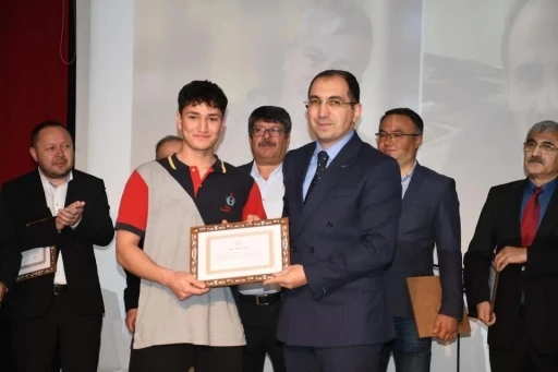 Şeref belgesi, trafik kazasında hayatını kaybeden öğretmenin oğluna verildi
