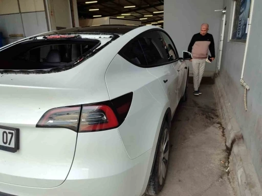Serik’te dolu yağışı lüks otomobilin camlarını kırdı
