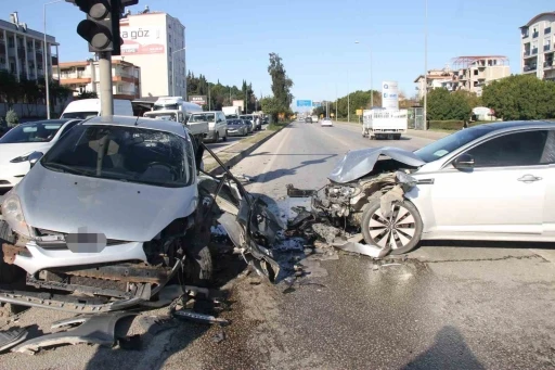Serik&rsquo;te iki otomobil &ccedil;arpıştı:2 yaralı
