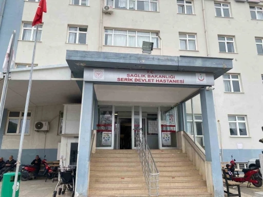 Serik&rsquo;te sağlık &ccedil;alışanlarına saldırdıkları iddiasıyla g&ouml;zaltına alınan anne ve kızları serbest bırakıldı
