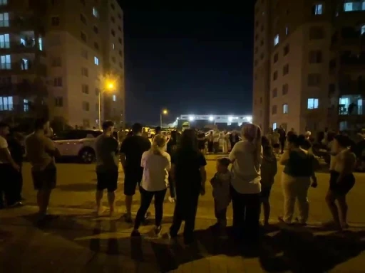 Serik&rsquo;te site sakinlerinden aidat ve hizmet protestosu
