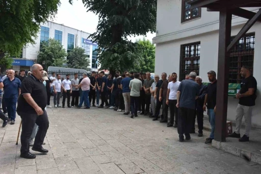Serinlemek i&ccedil;in girdiği derede boğulan gen&ccedil; son yolcuğuna uğurlandı
