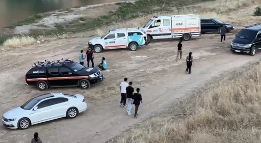 Serinlemek i&ccedil;in G&ouml;ksu &Ccedil;ayı&rsquo;na giren gen&ccedil; akıntıya kapıldı
