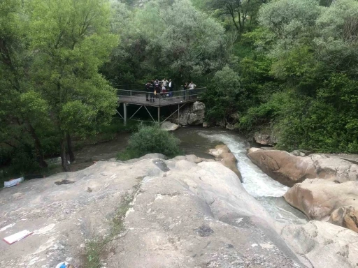 Serinlemek i&ccedil;in g&ouml;lete giren gen&ccedil; boğuldu
