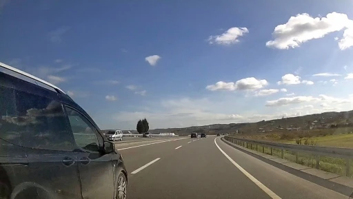 Şerit ihlali yaparak aracı silme ge&ccedil;ti: Kazaya davetiye &ccedil;ıkaran s&uuml;r&uuml;c&uuml; canları hi&ccedil;e saydı
