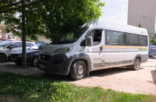 Servis aracının &ccedil;arptığı yaşlı adam yaralandı
