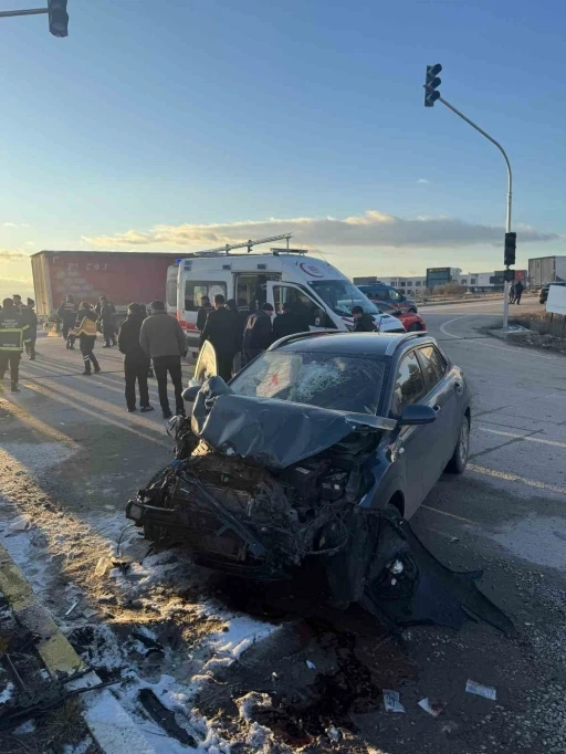 Servis aracıyla otomobil &ccedil;arpıştı, 18 kişi yaralandı
