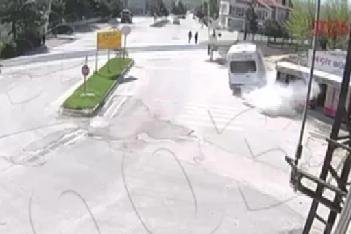 Servis minib&uuml;s&uuml; kaldırıma &ccedil;arparak durağı yere serdi: İki gen&ccedil; kızın saniyelerle kurtulduğu kaza anı kamerada
