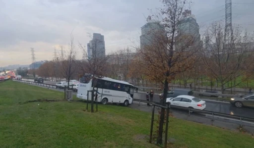 Servis minib&uuml;s&uuml; yoldan &ccedil;ıktı, bariyerleri aşıp yeşillik alana u&ccedil;tu
