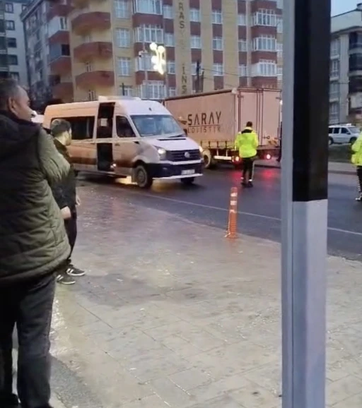 Servis minib&uuml;s&uuml;n&uuml;n &ccedil;arptığı yaya hayatını kaybetti