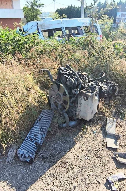 Servis minib&uuml;s&uuml;n&uuml;n lastiği patladı, direğe &ccedil;arptı: 6 yaralı
