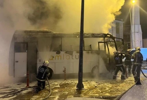 Servis şof&ouml;r&uuml;n&uuml;n dikkati faciayı &ouml;nledi, iş&ccedil;iler saniyelerle yanmaktan kurtuldu
