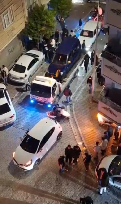 Ses sistemli ara&ccedil; y&uuml;kledikleri &ccedil;akarlı &ccedil;ekiciyle trafiği fel&ccedil; eden magandalar kamerada
