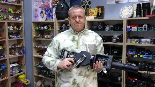 Sesi makineli tüfek, kendisi fotoğraf makinesi
