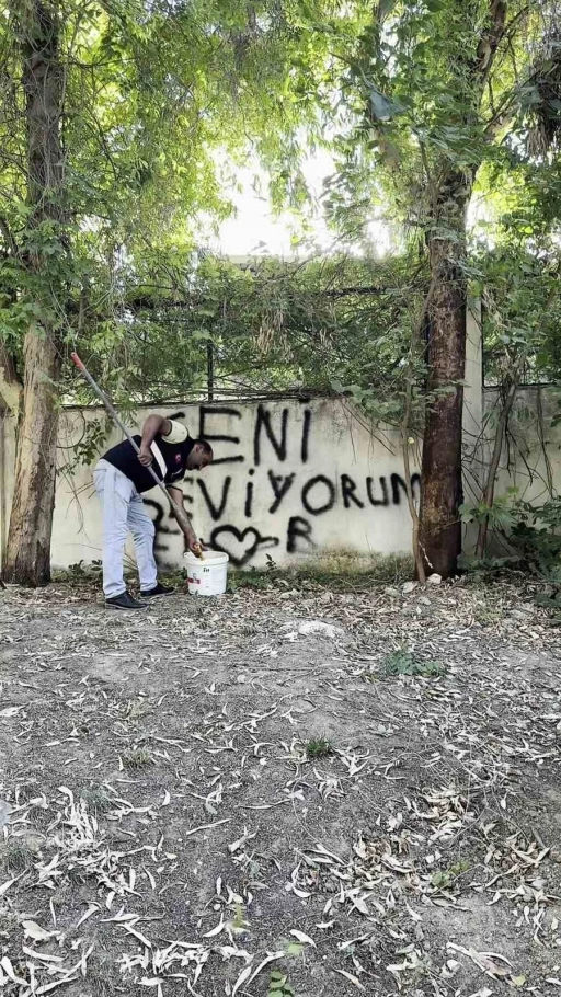 Sevdasını duvara yazan vatandaşa, belediye personelinin &quot;Seviyorsan git konuş&quot; mesajı tebessüm ettirdi
