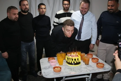 Sevgi Evlerinden ayrılan gence doğum g&uuml;n&uuml; s&uuml;rprizi
