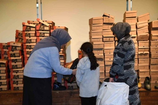 Sevgi Mağazası ihtiyaç sahiplerinin yanında
