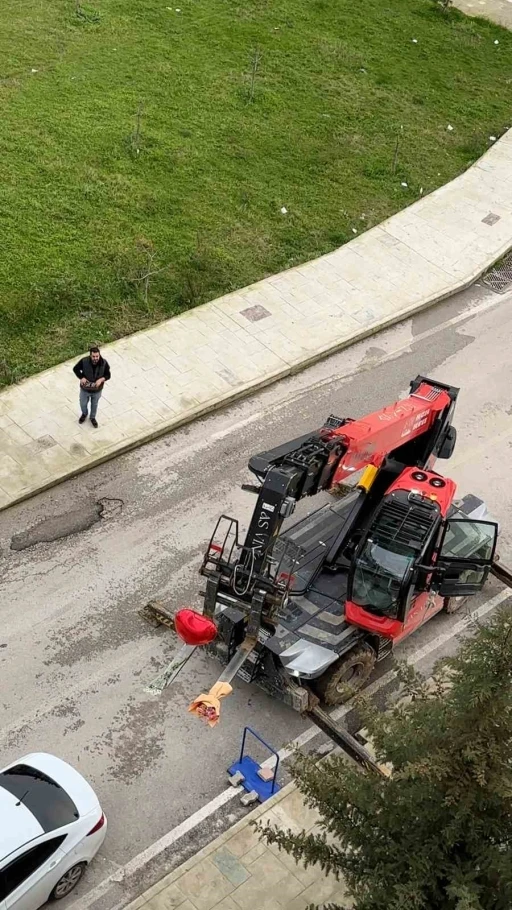 Sevgililer G&uuml;n&uuml;&rsquo;n&uuml; unuttu, iş makinesiyle balkona &ccedil;ıkarttığı g&uuml;llerle g&ouml;n&uuml;l aldı

