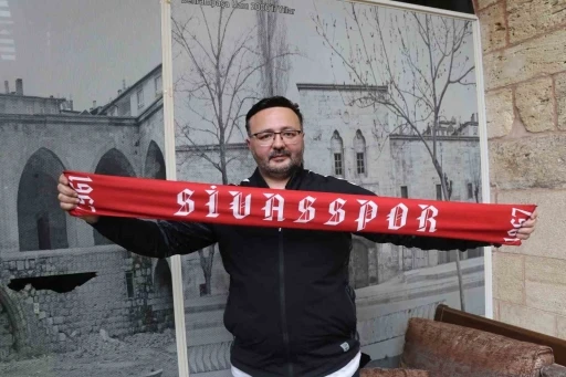 Sevgililer g&uuml;n&uuml;nde eşini yalnız bırakıp Sivasspor&rsquo;u se&ccedil;ti
