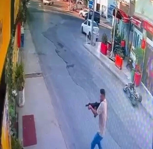Sevgilisinin &ccedil;alıştığı işletmeye t&uuml;fekle ateş a&ccedil;tı: Saldırı anı kamerada
