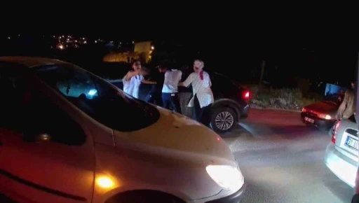 Sevinç kutlamaları esnasında kavgayı ayırmayı çalışan ’Yardım edin’ çağrısı kamerada
