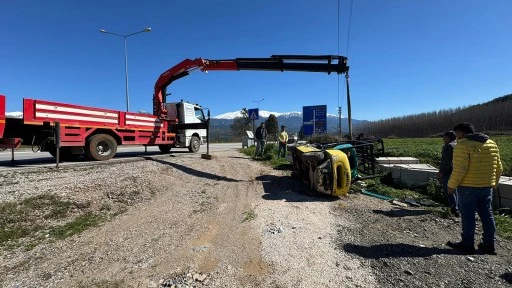 SEYDİKEMER&rsquo;DE FORKLİFT DEVRİLDİ: 1 KİŞİ AĞIR YARALI