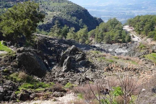 Seydikemer&rsquo;de heyelan nedeniyle yol kapandı
