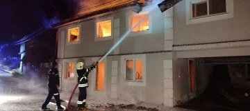 Seydikemer&rsquo;de iki katlı ev alevlere teslim oldu
