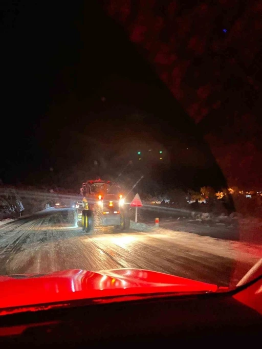 Seydikemer&rsquo;de kardan kapanan yolda ara&ccedil;lar mahsur kaldı
