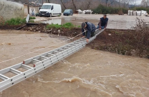 Mahsur kalan vatandaşları itfaiye ekipleri kurtardı