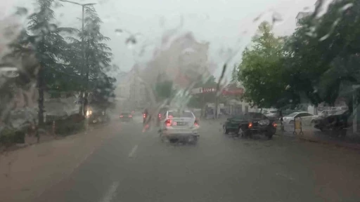 Seydişehir&rsquo;de sağanak etkili oldu, iş yerlerini su bastı

