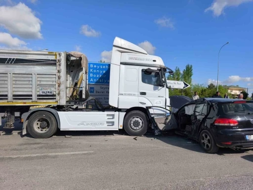 Seydişehir&rsquo;de tır ile otomobil &ccedil;arpıştı: 1 yaralı
