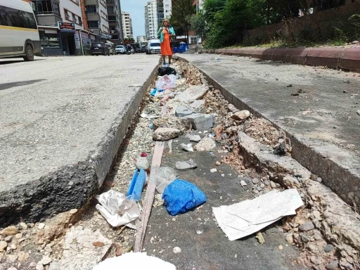 Seyhan Belediyesi yolu yapmadı, vatandaşla muhtar karşı karşıya geldi
