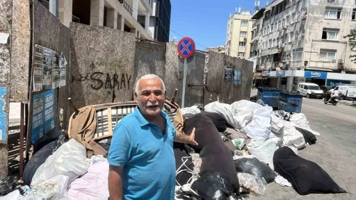 Seyhan&rsquo;da &ccedil;&ouml;p konteynerleri taştı, cadde ve sokaklar &ccedil;&ouml;ple doldu
