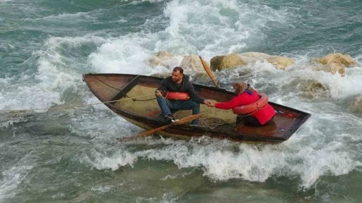 Seyhan Nehri&rsquo;nde can pazarı: Ele ele tutuşup yardım beklediler
